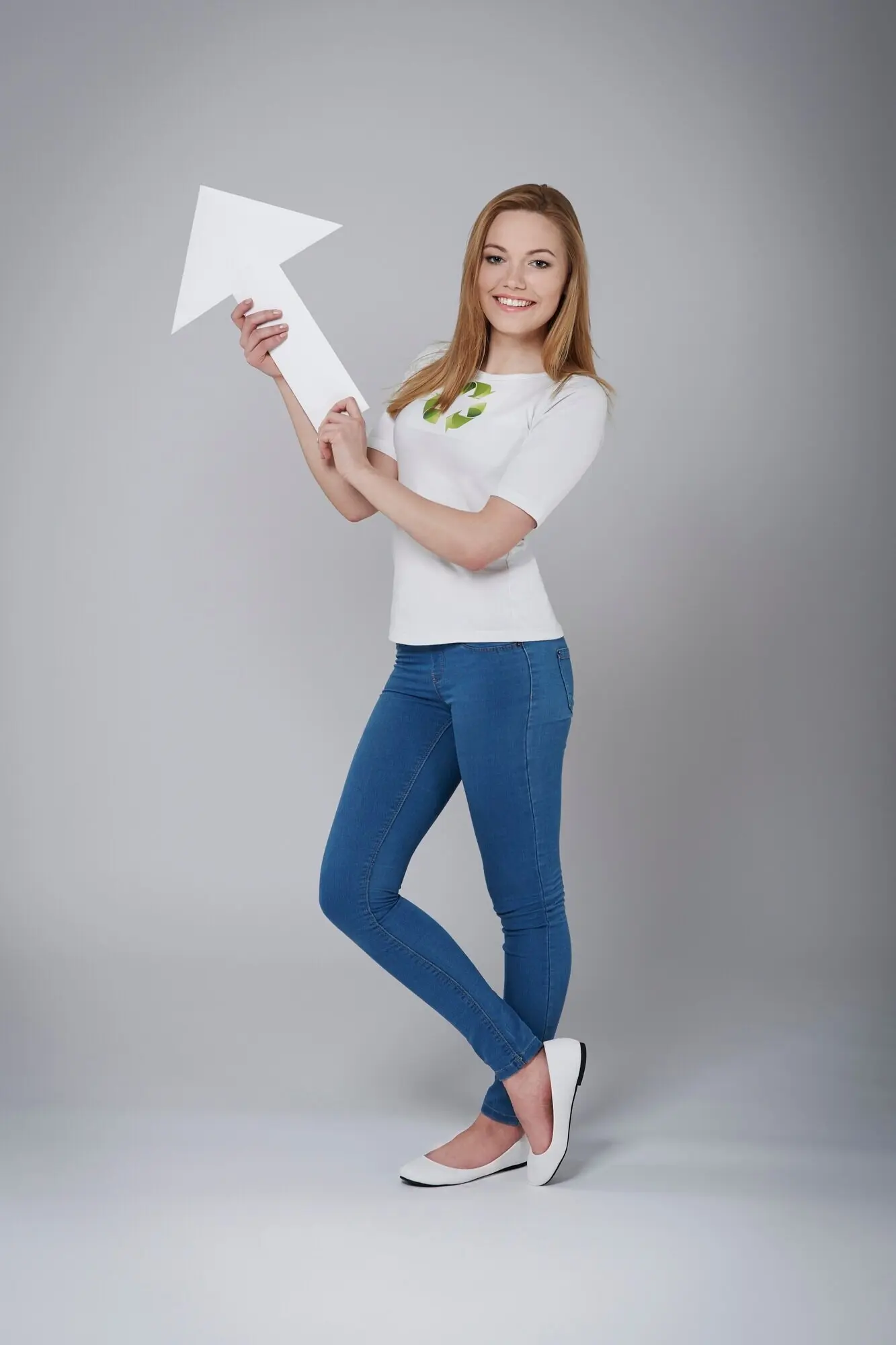 Женщина-экоактивистка, выступающая за переработку, указывает на свободное место для текста.