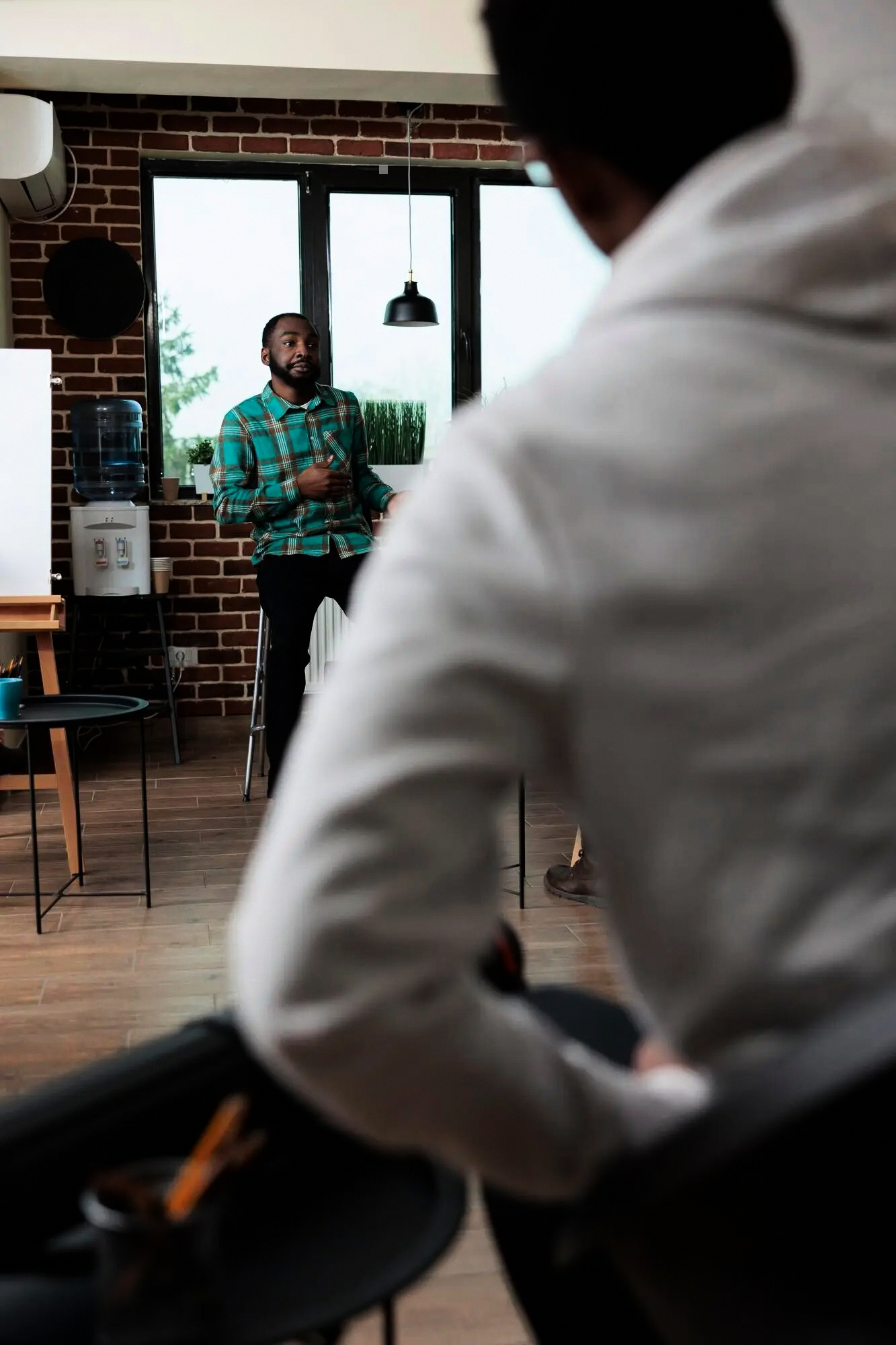 Sala de guerra traduciendo insights de optimización de logística de almacenes y niveles de inventario en acciones