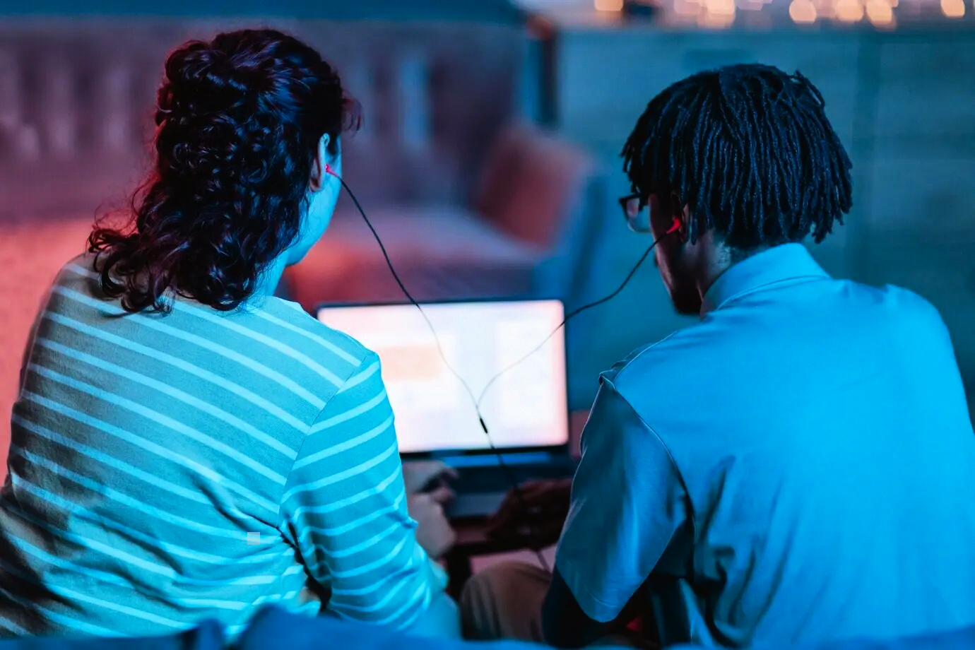 Equipo directivo revisando KPIs de logística y cadena de suministro